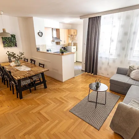 Gozsdu White Raven 305 Budapest